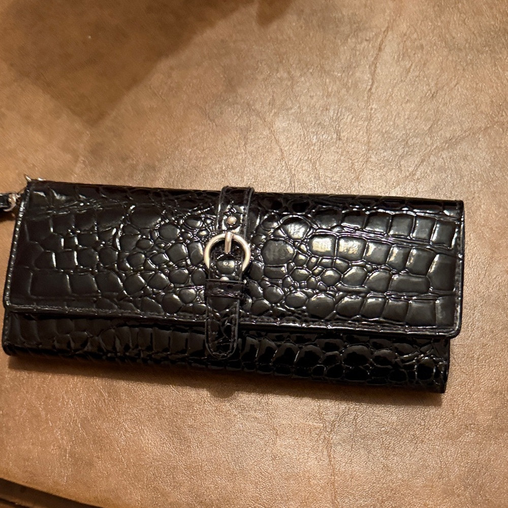 Elegant Black Crocodile-Embossed Women's Clutch